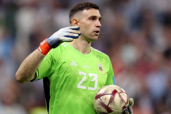 莫佩調(diào)侃撞傷萊諾成就大馬丁:“難道他不應(yīng)該對我心存感激嗎?”